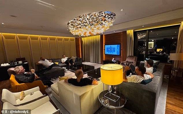 리오 퍼디낸드를 비롯한 맨체스터 유나이티드의 영웅들이 서울의 한 호텔에 모여 15일(한국시간) 맨체스터 에티하드 스타디움에서 열린 맨체스터시티와 EPL 4라운드 ‘맨체스터 더비’를 시청하고 있다. 사진출처｜리오 퍼디낸드 SNS