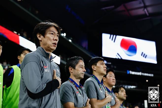 홍명보 축구대표팀 감독이 지난 10일 미국 테네시주의 내슈빌에서 열린 멕시코와 평가전을 앞두고 애국가를 부르고 있다. 대한축구협회 제공