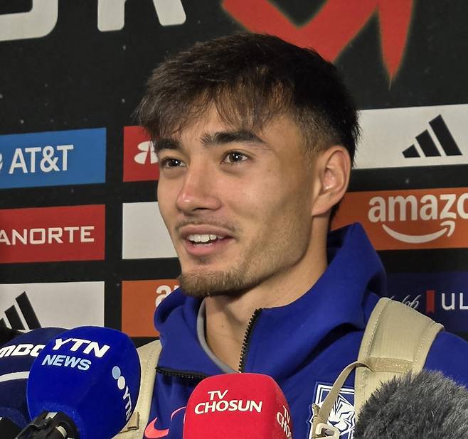 축구대표팀 옌스 카스트로프가 10일 멕시코와의 친선경기를 마치고 공동 취재구역에서 취재진과 인터뷰를 하고 있다. 연합뉴스