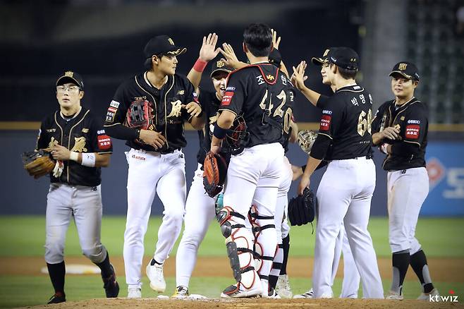 ▲ 승리 후 기뻐하는 KT 위즈 선수들 ⓒKT 위즈