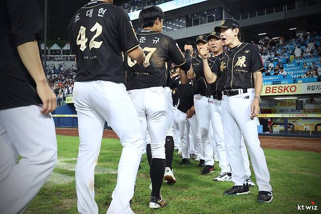▲ 승리 후 하이파이브하는 KT 위즈 선수단 ⓒKT 위즈