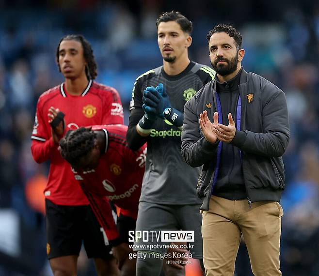 ▲ 텐하흐 뒤를 이어 지휘봉을 쥔 포르투갈 출신 아모림 감독은 맨유를 부활시키겠다던 약속과 달리 막대한 자금 지원에도 역사상 최악의 성적을 남기고 있다. 2억5000만 파운드라는 천문학적인 이적료 투입에도 팀이 제자리를 맴돌자 실망과 분노를 감추지 못하는 분위기다.