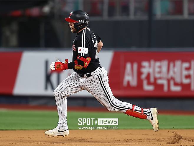 ▲ 오스틴 딘은 1회와 9회 멀티 홈런으로 LG의 승리에 앞장섰다. 9회 홈런은 5점 차에서 1점 차까지 쫓기던 가운데 나온 홈런이라 더욱 의미가 있었다. ⓒ곽혜미 기자