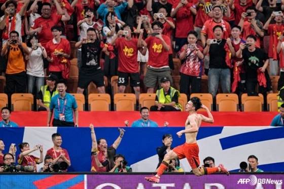 왕위동(아래)이 중국 충칭의 롱싱 축구 경기장에서 열린 2026 국제축구연맹(FIFA) 북중미월드컵 3차 예선 최종전 바레인과 경기 후반 추가시간 페널티킥 결승골을 넣고 상의 탈의 세리머니를 하고 있다. /AFPBBNews=뉴스1