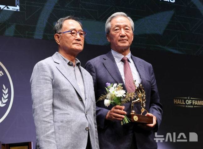 추천사를 남긴 김호곤 KFA(대한축구협회)축구사랑나눔재단 이사장과 기념촬영을 하고 있는 정몽준 회장. /사진=뉴시스