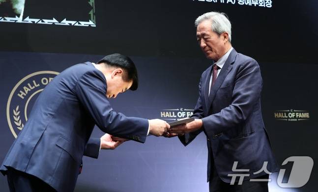권오갑 한국프로축구연맹 총재에게 헌액 증서를 받고 있는 정몽준 명예회장. /사진=뉴스1