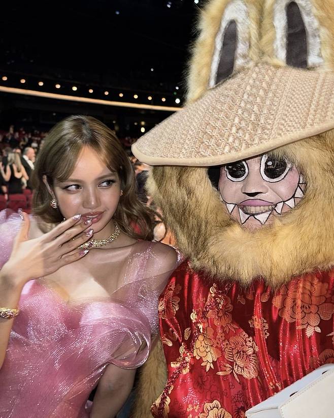 왼쪽부터 리사, 라부부 /사진=인스타그램