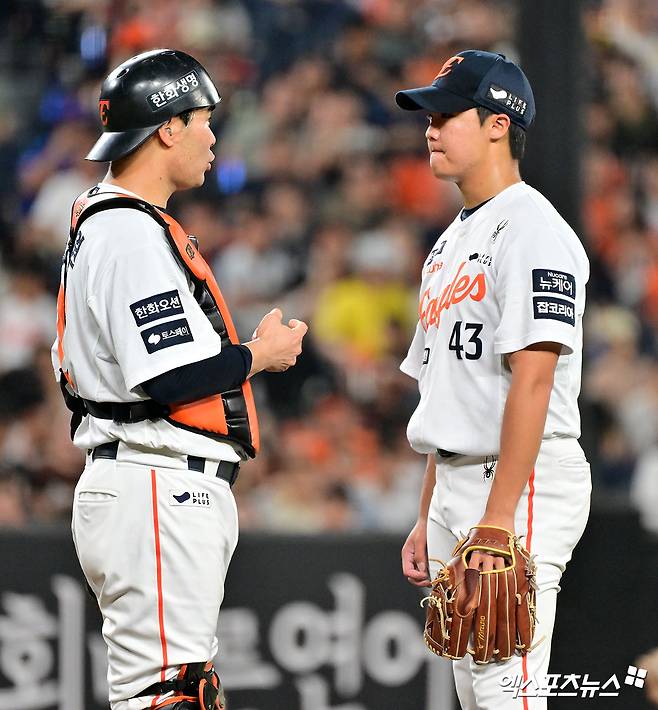 15일 오후 대전 한화생명 볼파크에서 열린 '2025 신한 SOL Bank KBO리그' 키움 히어로즈와 한화 이글스의 경기, 3회초 무사 1루 한화 이재원이 마운드를 방문해 정우주와 대화를 하고 있다. 엑스포츠뉴스 DB
