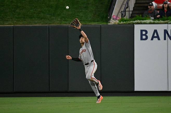 샌프란시스코 자이언츠 외야수 이정후가 16일 미국 애리조나주 피닉스의 체이스필드에서 열린 2025 미국 메이저리그(MLB) 애리조나 다이아몬드백스와의 원정경기에 1번타자 겸 중견수로 선발 출전해 3타수 무안타를 기록했다. AFP 연합뉴스