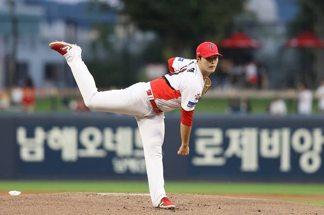 16일 오후 광주-KIA챔피언스필드에서 열린 '2025 신한 SOL Bank KBO리그' 한화 이글스와 KIA 타이거즈의 경기, KIA 선발 김태형이 공을 힘차게 던지고 있다. KIA 타이거즈