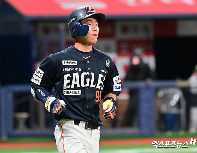 9일 오후 서울 구로구 고척스카이돔에서 열린 '2025 신한 SOL Bank KBO리그' 한화 이글스와 키움 히어로즈의 경기, 3회초 1사 한화 황영묵이 우전안타를 날리고 있다. 엑스포츠뉴스 DB