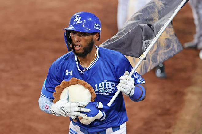 삼성 라이온즈 외국인 타자 르윈 디아즈가 16일 대구 삼성라이온즈파크에서 열린 2025 신한 SOL Bank KBO리그 롯데 자이언츠와의 팀 간 14차전에서 시즌 48호 홈런을 기록했다. 사진 삼성 라이온즈