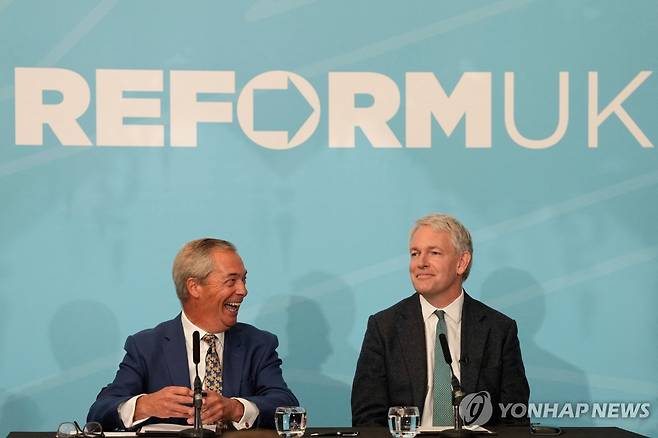 15일 기자회견 하는 패라지 대표와 크루거 의원 [AFP 연합뉴스 재판매 및 DB 금지]