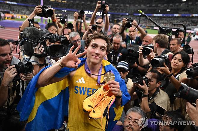 듀플랜티스, 세계육상선수권 3연패 (도쿄 EPA=연합뉴스) 듀플랜티스가 15일 일본 도쿄 국립경기장에서 열린 2025 세게육상선수권 남자 장대높이뛰기 결선에서 6ｍ30의 세계신기록을 세우며 3연패를 달성한 뒤 기념촬영하고 있다.