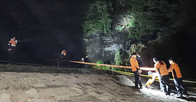 안전조치하는 소방 관계자 [제주도 소방안전본부 제공, 재판매 및 DB 금지]