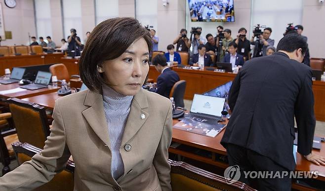 법사위 퇴장하는 국민의힘 나경원 의원 (서울=연합뉴스) 황광모 기자 = 국민의힘 나경원 의원이 16일 국회에서 열린 법제사법위원회 전체회의에서 본인의 간사 선임에 대한 안건이 추미애 위원장에 의해 무기명 표결로 결정되자 국민의힘 의원들과 이에 항의하며 퇴장하고 있다. 2025.9.16 hkmpooh@yna.co.kr