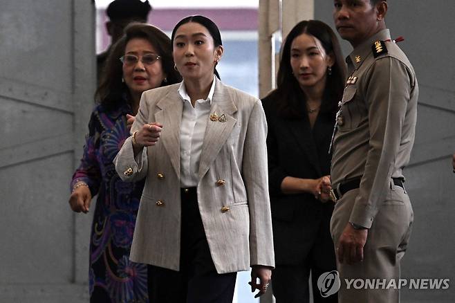 탁신 전 총리를 면회하러 온 가족 지난 15일(현지시간) 태국 방콕의 끌랑 쁘렘 교도소에 수감돼 있는 탁신 친나왓 전 태국 총리를 면회하기 위해 도착한 막내딸 패통탄 친나왓 전 총리(가운데) 등 가족들. 2025.09.16
[AFP 연합뉴스 자료사진. 재판매 및 DB 금지]