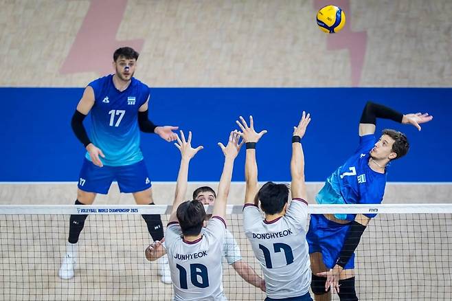 공방 펼치는 한국-아르헨티나 남자 배구 대표팀 선수들 [FIVB 홈피 캡처. 재판매 및 DB 금지]