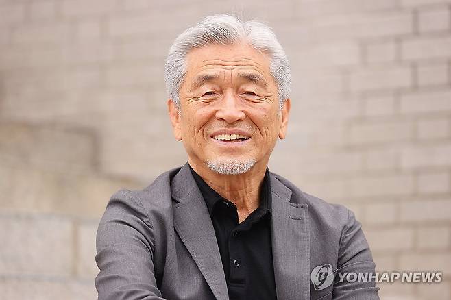 장사익, 기분 좋은 미소 (서울=연합뉴스) 진연수 기자 = 가수 장사익이 16일 서울 중구 컨퍼런스하우스 달개비에서 진행된 30주년 기념 라운드 인터뷰에 앞서 포즈를 취하고 있다. 2025.9.16 jin90@yna.co.kr