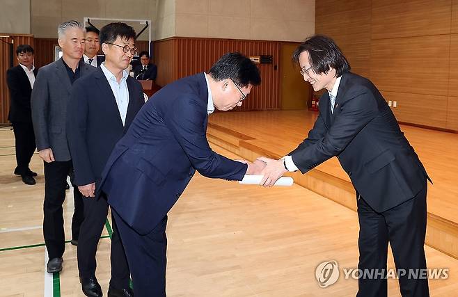 직원들과 인사하는 주병기 공정거래위원장 (세종=연합뉴스) 배재만 기자 = 주병기 신임 공정거래위원장이 16일 정부세종청사 공정위에서 열린 취임식에서 직원들과 인사하고 있다. 2025.9.16 scoop@yna.co.kr