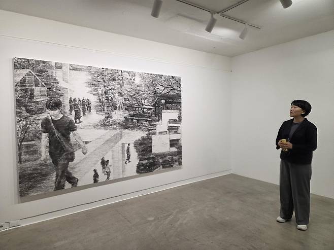 작가 민재영과 그의 작품 '도시·전시·정원' (서울=연합뉴스) 박의래 기자 = 작가 민재영이 16일 성곡미술관 개관 30주년 기념전 '미술관을 기록하다'에 전시 중인 자기 작품 '도시·전시·정원'에 대해 설명하고 있다. 2025.9.16. laecorp@yna.co.kr