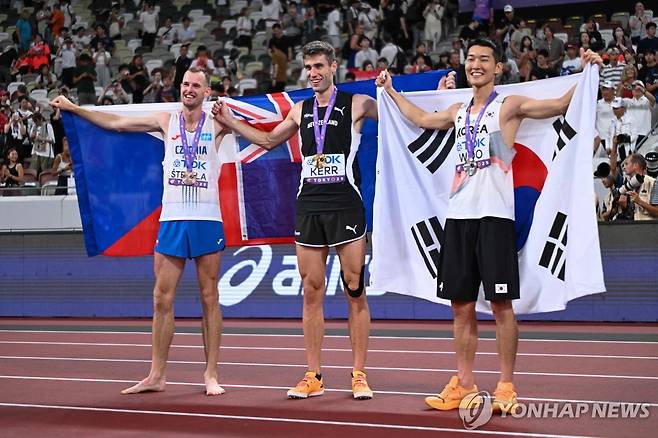 도쿄 세계선수권 남자 높이뛰기 메달리스트 (도쿄 AFP=연합뉴스) 우상혁(오른쪽)이 16일 일본 도쿄 국립경기장에서 열린 2025 세계육상선수권대회 남자 높이뛰기 결선에서 2ｍ34로 2위를 차지한 뒤, 1위 커(가운데), 3위 스테펠라와 세리머니를 하고 있다.
