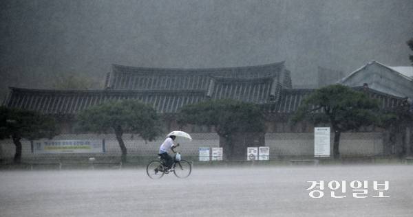 기습적인 폭우가 쏟아진 17일 오전 수원시 화성 행궁에서 우산을 쓴 시민들이 발걸음을 옮기고 있다. 2025.9.17 /임열수기자 pplys@kyeongin.com