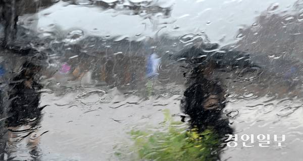 기습적인 폭우가 쏟아진 17일 오전 수원시 화성 행궁에서 우산을 쓴 시민들이 발걸음을 옮기고 있다. 2025.9.17 /임열수기자 pplys@kyeongin.com