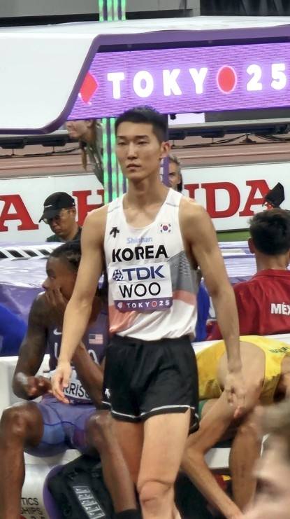 우상혁이 14일 일본 도쿄 국립경기장에서 열린 2025 세계육상선수권 남자 높이뛰기 예선을 준비하며 생각에 잠겨 있다. 2025.9.14 /대한육상연맹 제공
