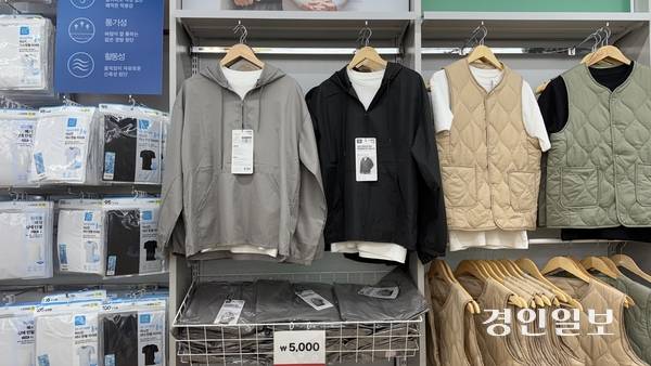 다이소 포천송우리점 의류코너에 신제품이 걸려 있다. 2025.9.16 /윤혜경기자 hyegyung@kyeongin.com