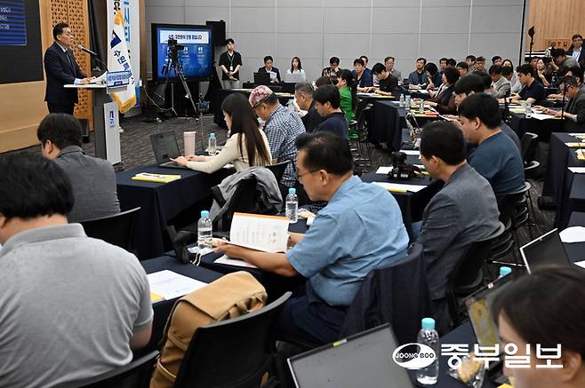 수원시가 기초지방자치단체 최초로 관내 전철역별 특성에 맞춰 '역세권 복합개발 활성화 사업'을 추진하겠다는 구상을 내놓은 가운데 17일 오전 이재준 수원시장이 수원시청 중회의실에서 기자회견을 열고 관련 내용을 발표하고 있다. 김경민기자