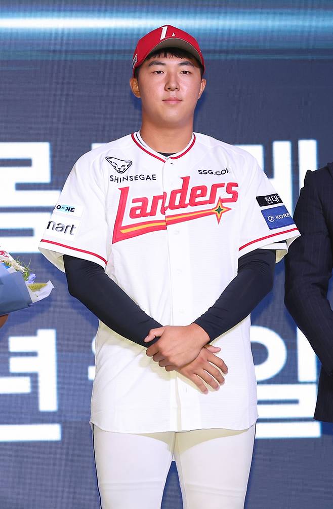 17일 서울 송파구 롯데호텔 월드에서 열린 2026 KBO 신인 드래프트에서 SSG 랜더스에 1라운드 5순위 지명을 받은 대구고 김민준이 포즈를 취하고 있다. 연합