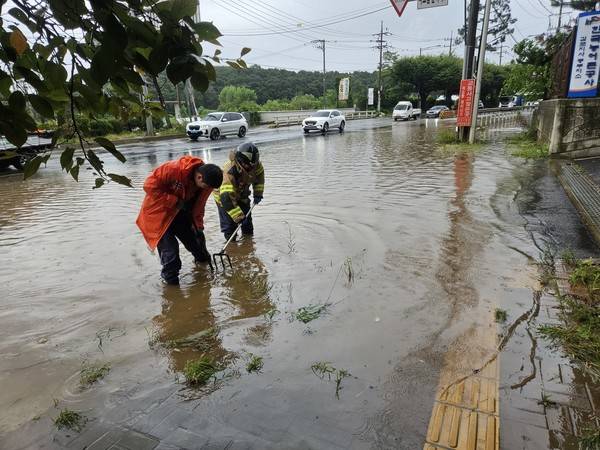 오늘(15일) 오전 10시 44분쯤 서구 원당동의 한 도로가 침수돼 배수작업을 벌이고 있다. [사진=인천소방본부]