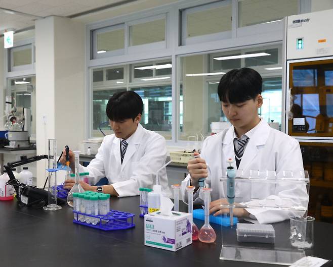 바이오식품과 학생들이 실험·실습을 하고 있다. /충남교육청 제공