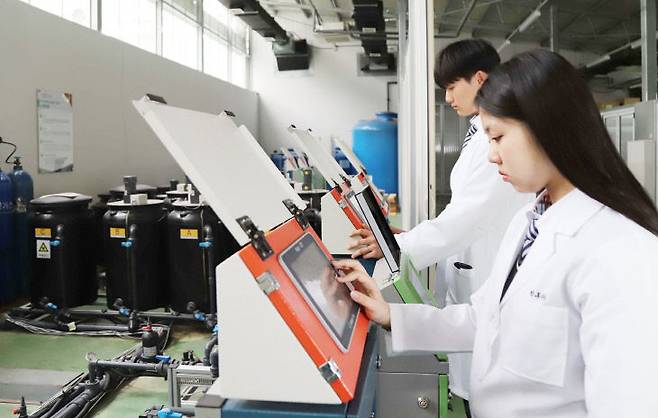 천안제일고 스마트팜과 학생들이 전자기기를 통해 스마트팜 시설을 관리하고 있다. /충남교육청 제공