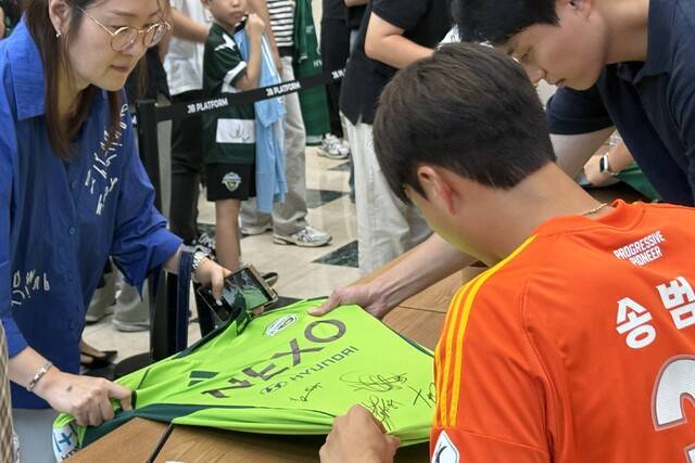 지난 16일 오후 1시 전북은행 본점 1층 JB스퀘어에서 2025 전북은행과 함께하는 전북현대모터스FC 팬 사인회가 열린 가운데 송범근 선수가 팬이 가져 온 유니폼에 사인을 하고 있다. 박현우 기자