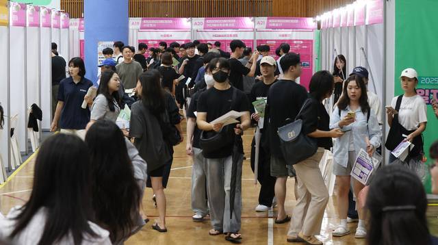 17일 전주시 전주대학교 스타센터에서 열린 '2025 일자리 페스티벌' 현장에서 구직 희망자들이 채용 면접을 보기 위해 부스를 둘러보고 있다. 조현욱 기자
