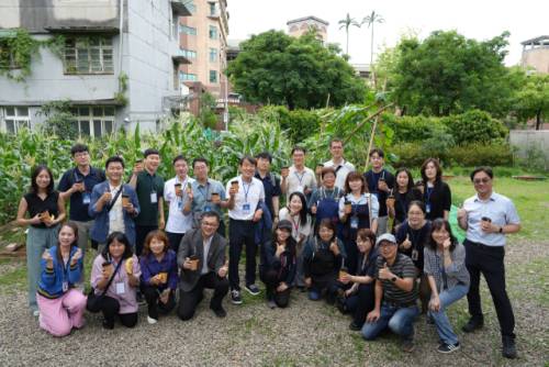 타이베이교육대학부설 시범초등학교의 학생들이 직접 키우는 야외 농장에서 연수단과 자원봉사를 온 학부모들이 함께 기념촬영을 하고 있다.