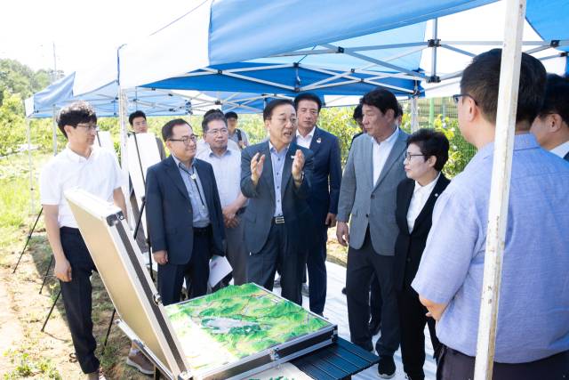 김윤덕 국토교통부 장관은 6일 오전 대구경북(TK)신공항 이전 예정지를 직접 찾아 민·군공항 통합 이전사업의 성과적 추진을 다짐하며 관계 기관과의 협력을 강조했다. 2025.9.6. 국토부 제공
