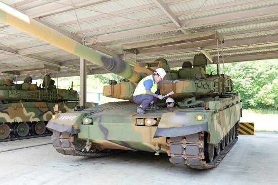 현대로템의 방산장비 관리 전문가로 구성된 '기동 지원단'이 최근 육군 기계화학교를 방문해 K2전차 장비 점검을 하고 있다.