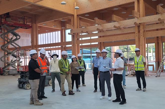 이철우 지사가 지난 16일 국립경주박물관을 방문해 APEC 정상회의 공식 만찬장 공사현장을 점검하고 있다./경북도 제공