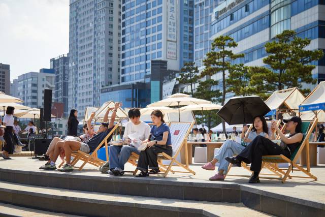 지난해 열린 ‘광안리 해변 도서전’ 모습. 부산출판문화산업협회 제공