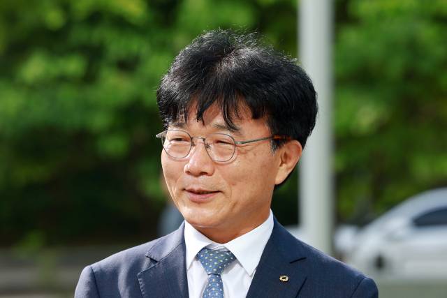 박상진 한국산업은행 회장이 15일 서울 영등포구 여의도 산은 본점으로 출근하며 기자 질문에 답하고 있다. 연합뉴스