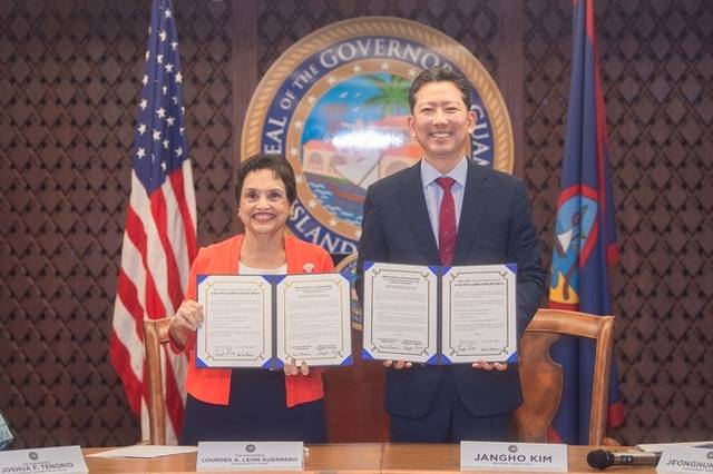 ▲ 루 레온 게레로 괌 지사, 김장호 구미시장이 구미 농식품 수출 및 교류 협력 활성화'를 위한 업무협약(MOU)을 체결하고 있다. 구미시