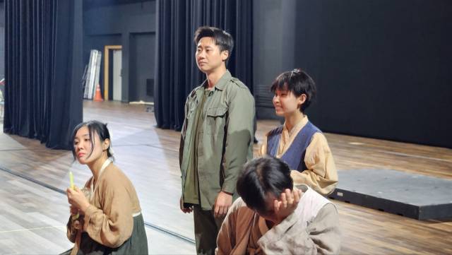 지난 9일 거제문화예술회관 대공연장에서 진행된 거제 극단 예도 창작 뮤지컬 '거제도' 연습 현장./극단 예도/