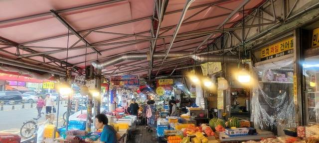 민족 대명절인 추석이 3주 앞으로 다가온 가운데 전통시장에서 준비한 차례상 비용이 대형마트보다 저렴한 것으로 나타났다. 권영진 기자