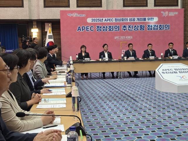 이철우 경북도지사와 주낙영 경주시장이 17일 오후 경주 경북문화관광공사에서 APEC 정상회의 성공 개최를 위한 추진 상황 점검회의를 주재하고 있다. 이 도지사와 주 시장은 이날 회의 후 정상급 숙소와 정상회의장을 방문해 살피고 경북도 APEC 준비지원단 사무실(신라민속공예관)로 이동해 도지사실 현판식을 가졌다. 문정화 기자