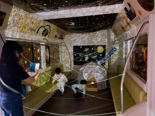 대구시육아종합센터에 있는 유아체험실에서 한 어머니가 자녀들이 놀고 있는 모습을 찍고 있다. 대구시 제공