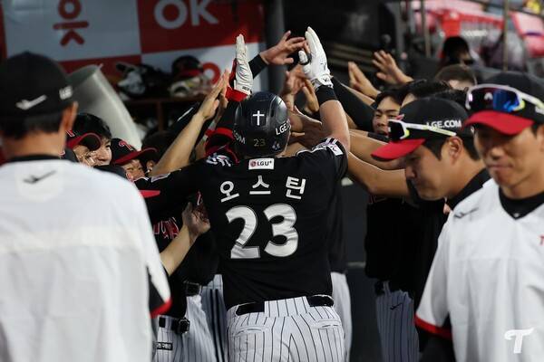 홈런 두 방을 터뜨린 오스틴(사진=LG)