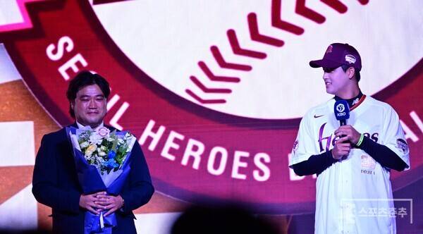 ​박석민이 아들 박준현의 지명 뒤 눈물을 흘리고 있다. (사진=스포츠춘추 황혜정 기자)